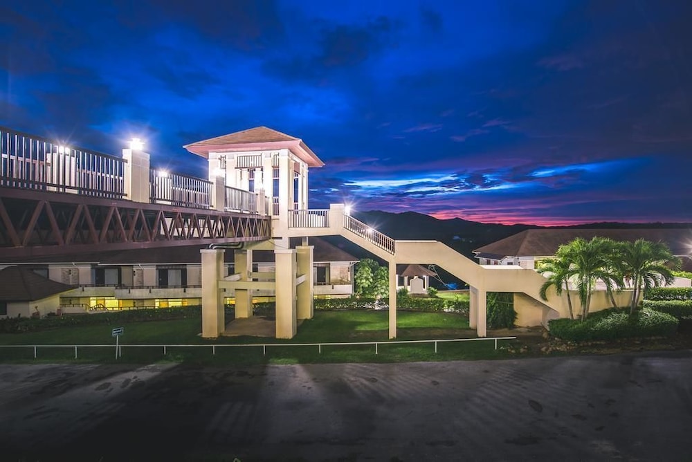 Leaves Valley Resort in NONG YA PLONG