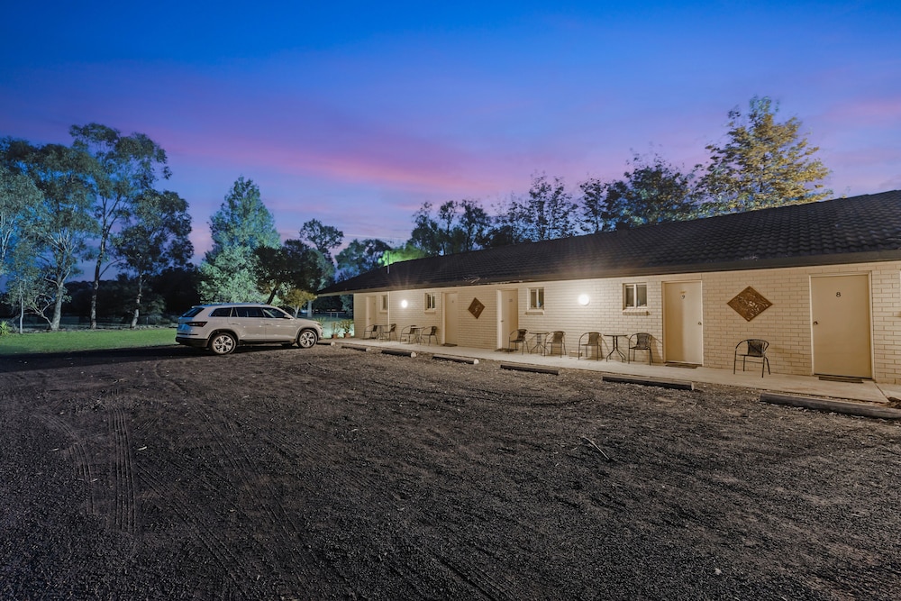 CASTLREAGH MOTOR INN 1/50