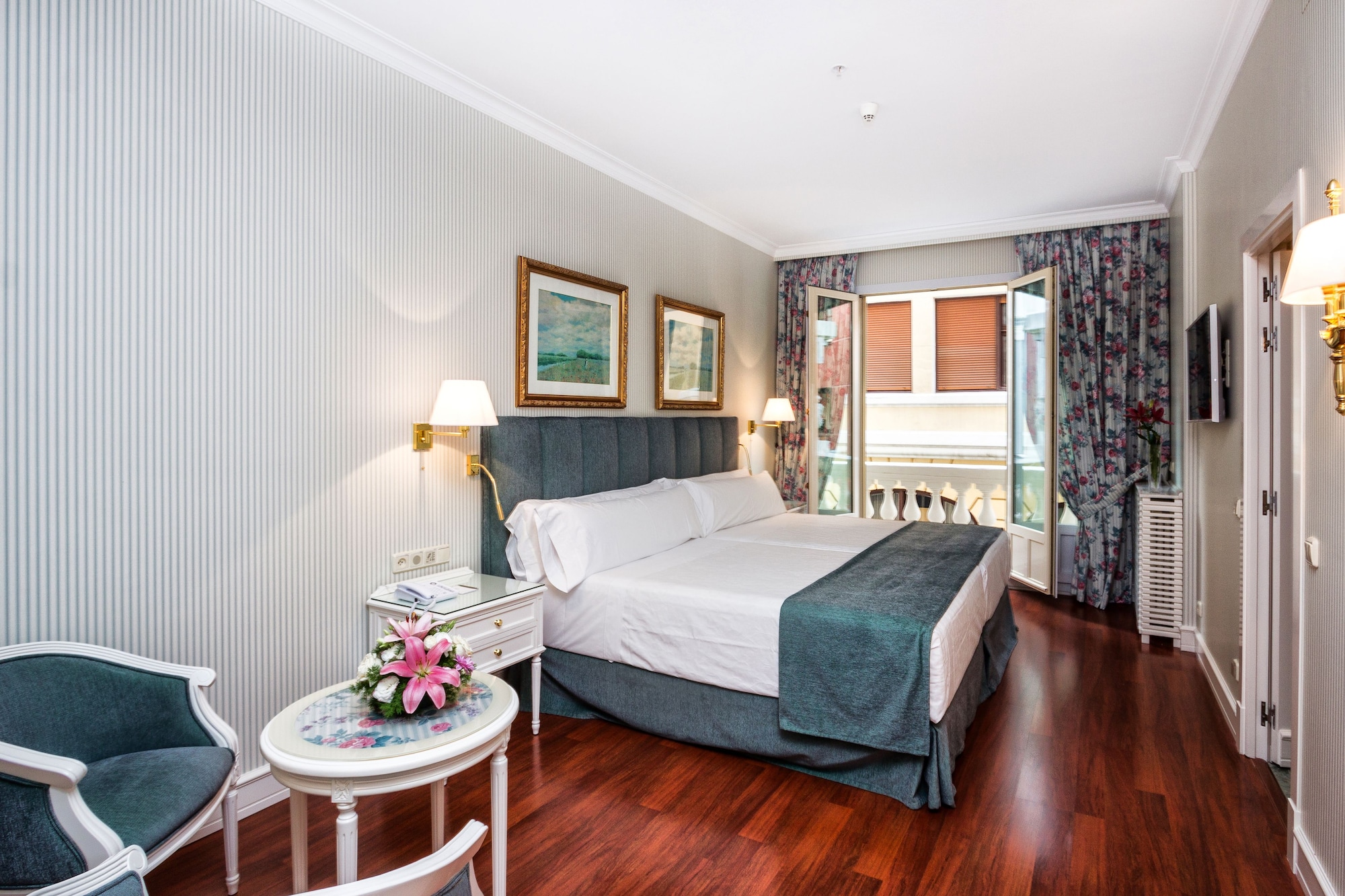 DELUXE, DOUBLE OR TWIN BED