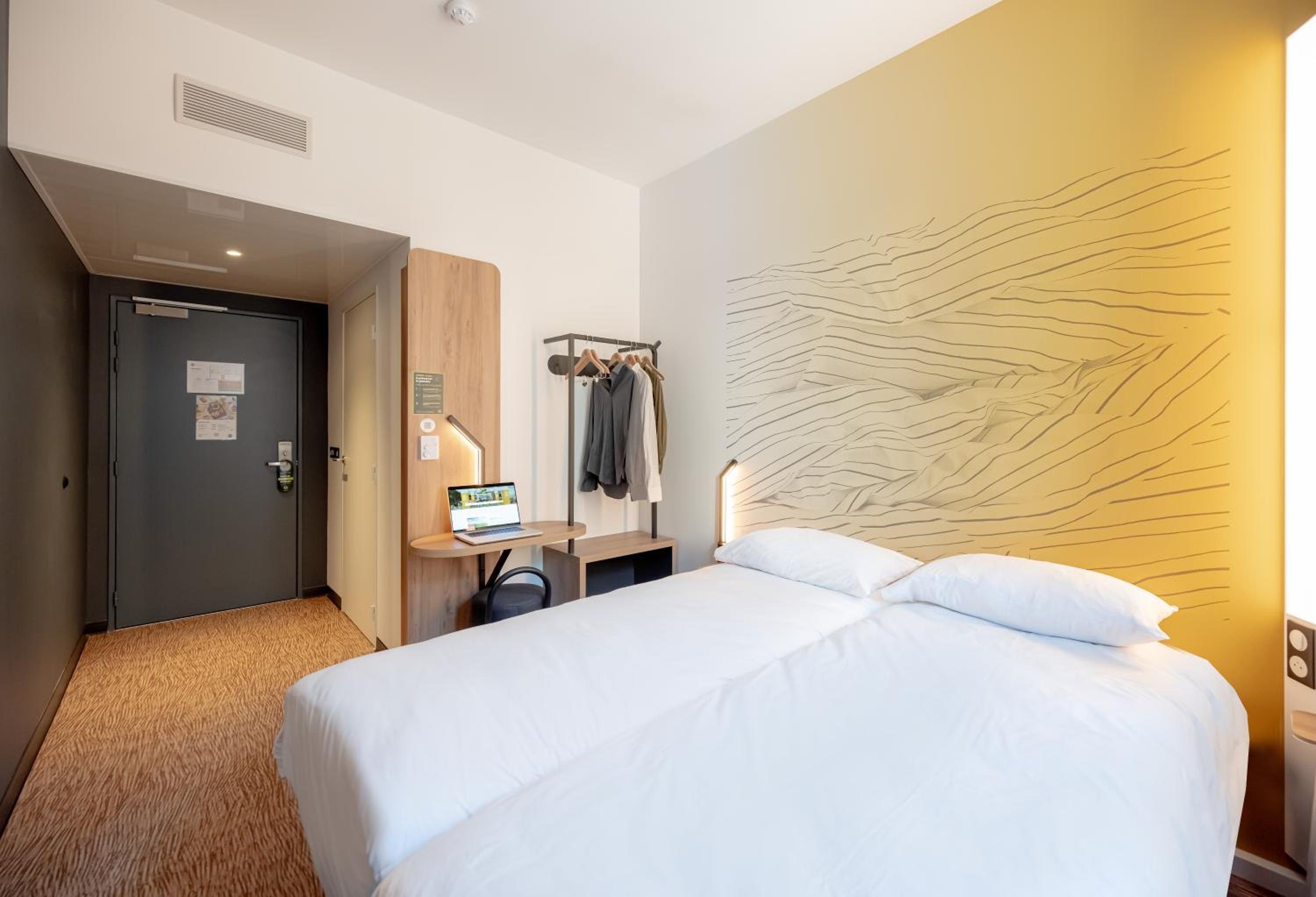 ROOM, TWIN BEDS