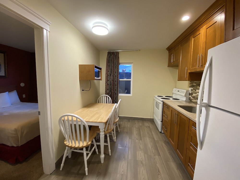 Sahara Courtyard Inn 30/70