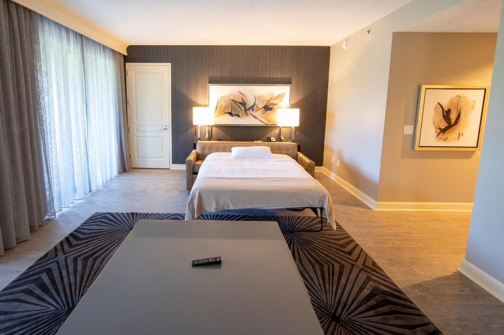 1 Bedroom, Junior Suite, King Bed, Sofa, French Balcony