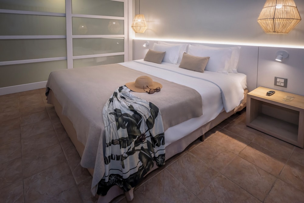 1 BEDROOM, EXCLUSIVE, QUADRUPLE