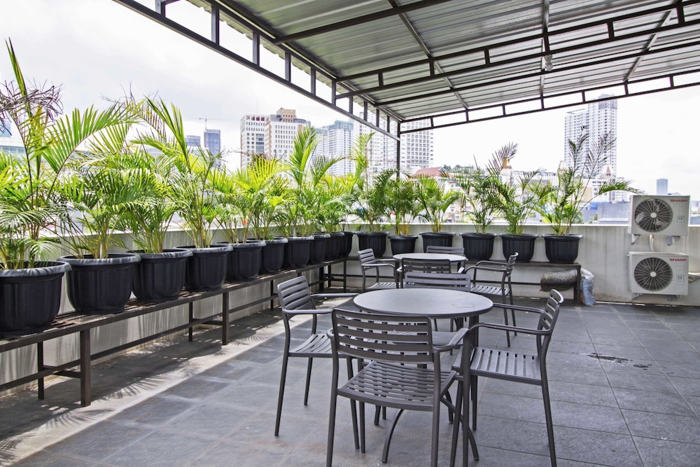 Reddoorz Plus Near Plaza Indonesia 19/26