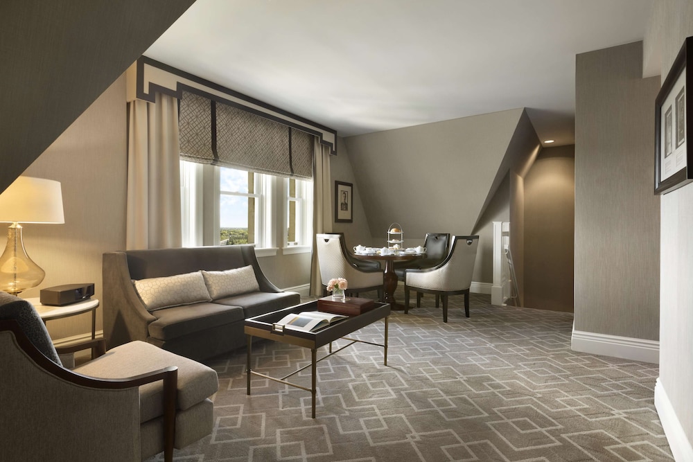 Fairmont Hotel Macdonald 45/62