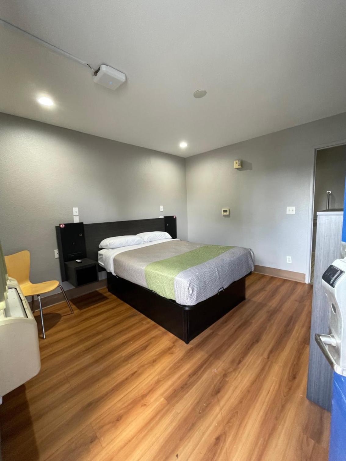 1 Full Bed - ADA/Tub 4/9