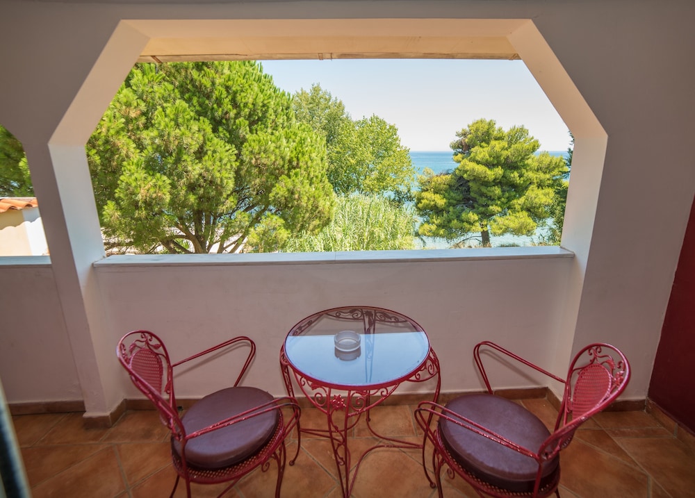 Porto Koukla Beach Hotel 67/89