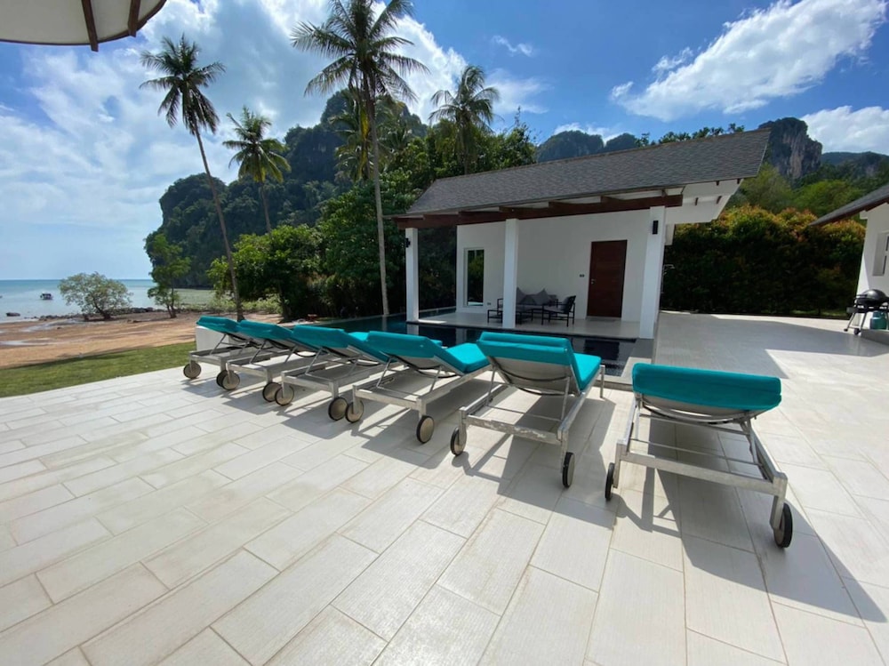 THE BEACH HOUSE 43/47