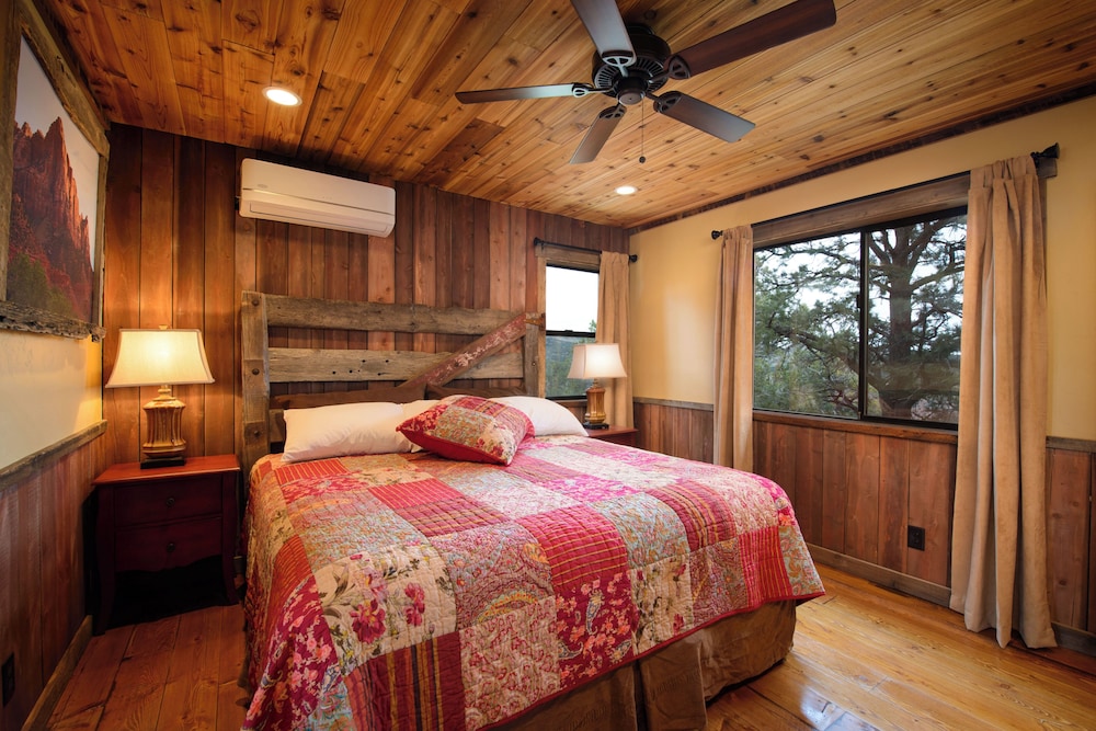 Lodge 130, 7 Beds, 3 King Beds