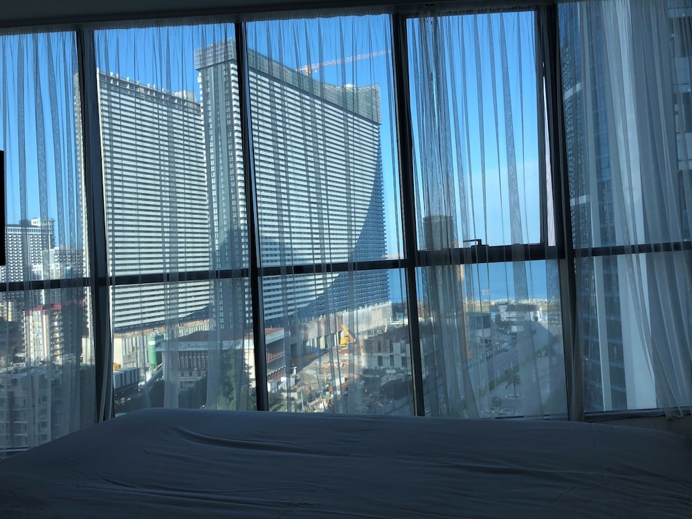New Wave Hotel 32/48