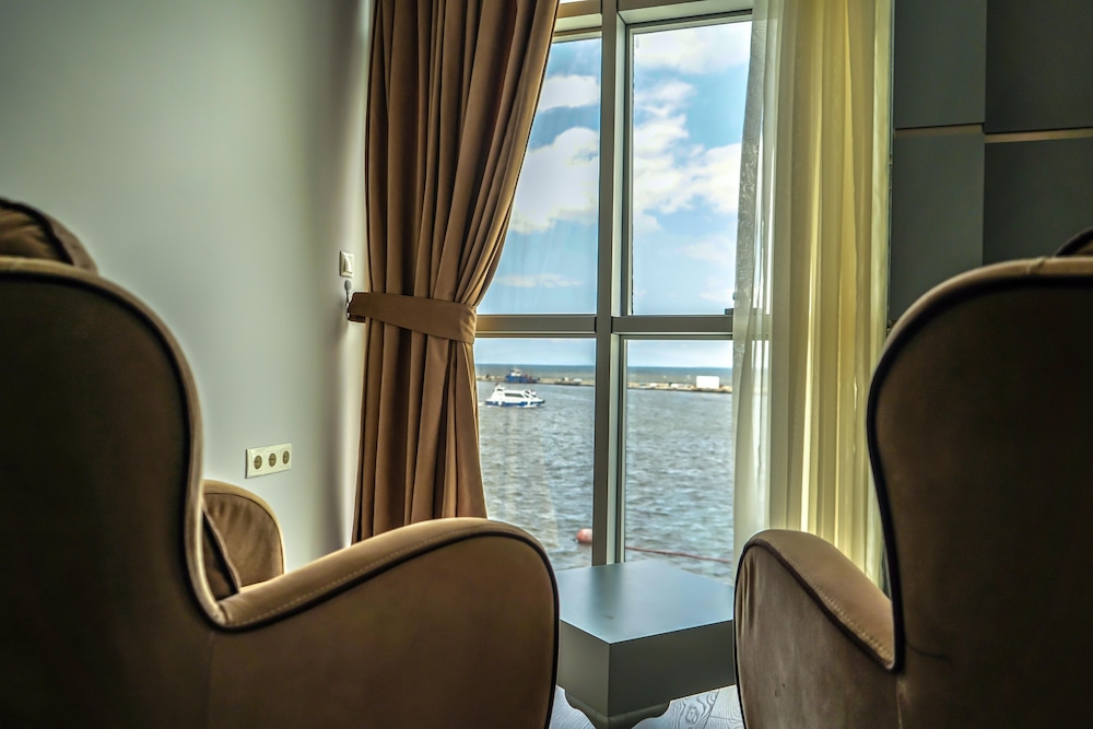 PASAPORT PIER HOTEL 50/79