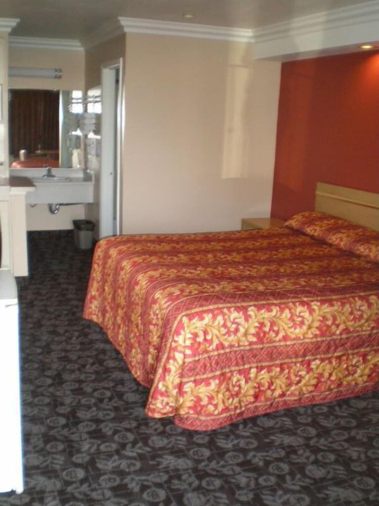 Ontario Inn & Suites 5/50