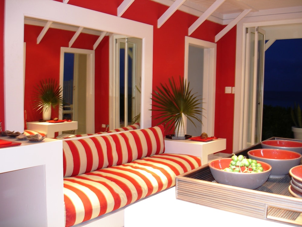 CORAL SANDS HOTEL 30/77