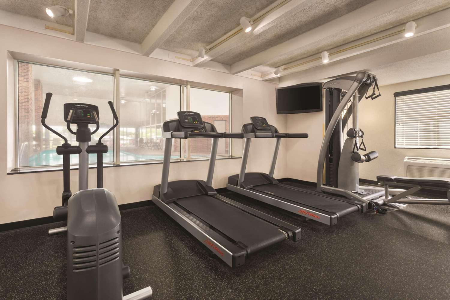 Country Inn and Suites By Radisson Woodbury MN 23/30