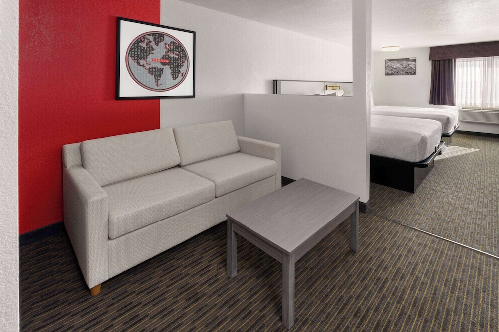 SYLO Hotel Denver Airport, a Ramada by Wyndham 35/57