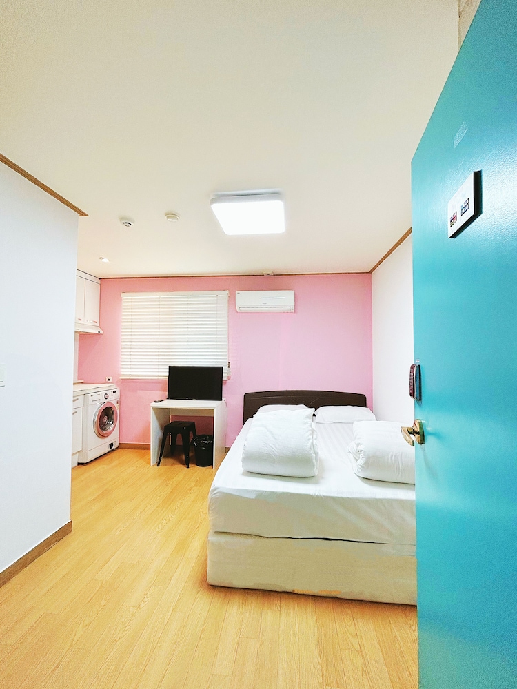 ROOM, DOUBLE BED