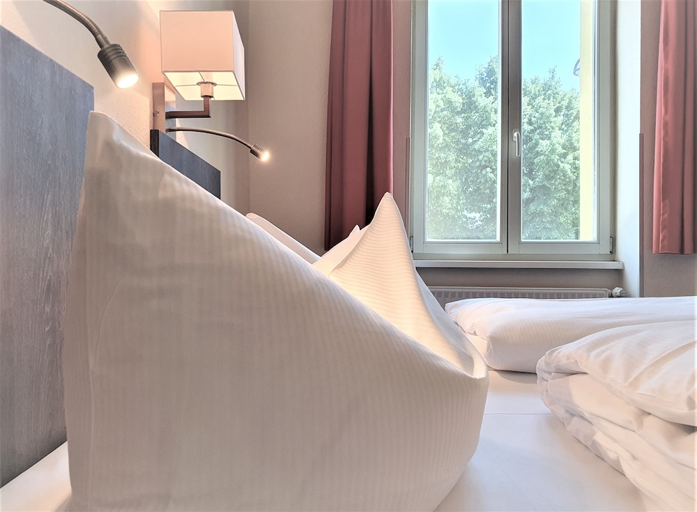 Melarose Feng Shui Hotel 42/64