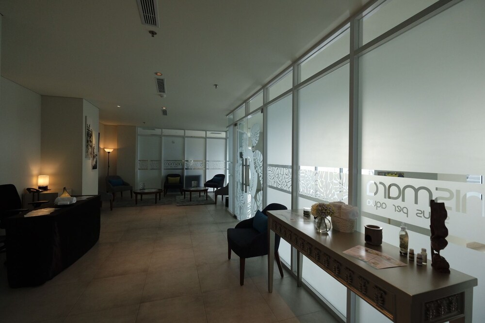 Hotel Ayola Lippo Cikarang 24/60