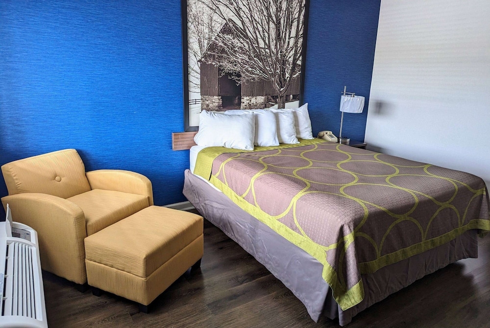 Efficiency, Queen Bed