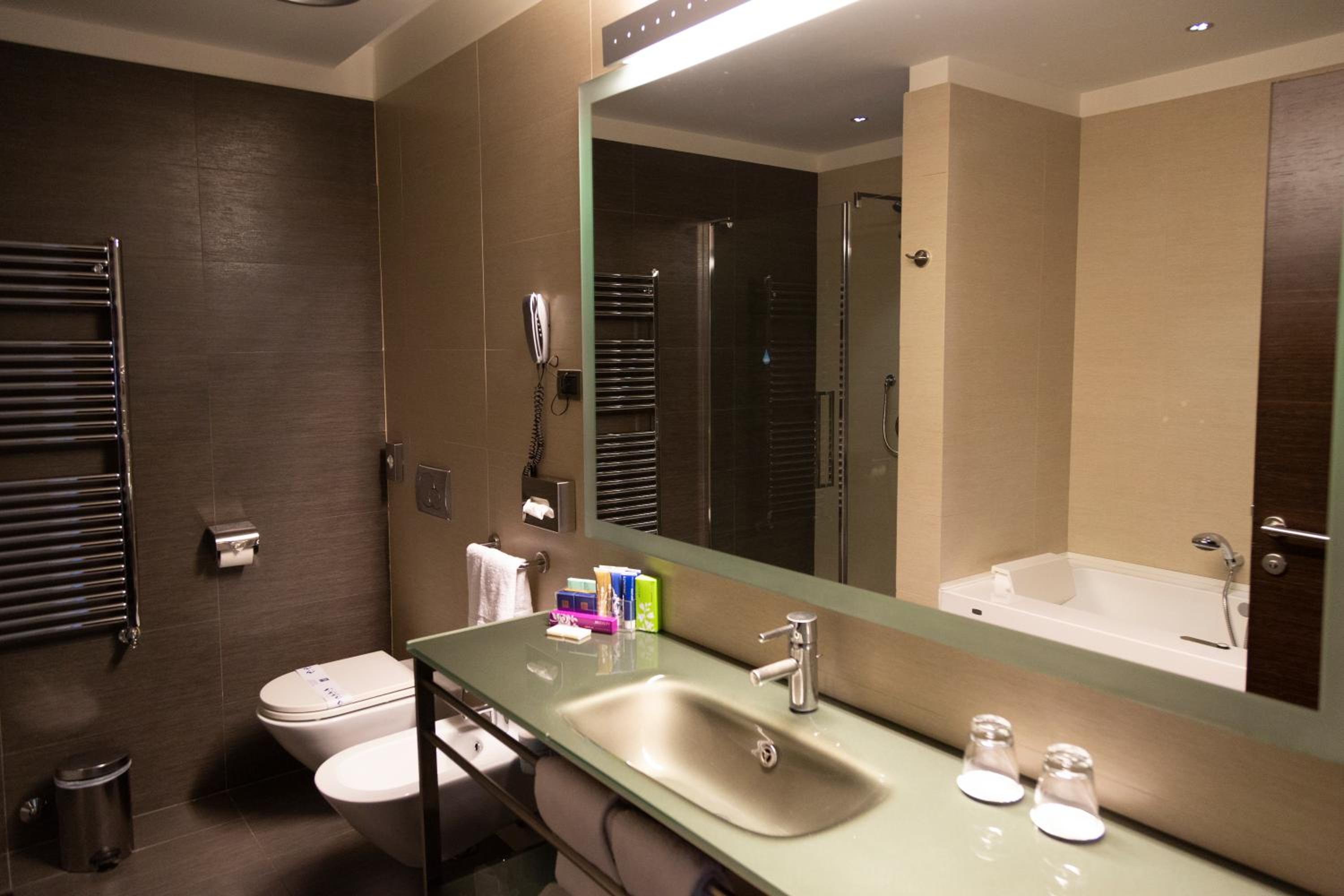 جناح، Hotel Selene 6/10