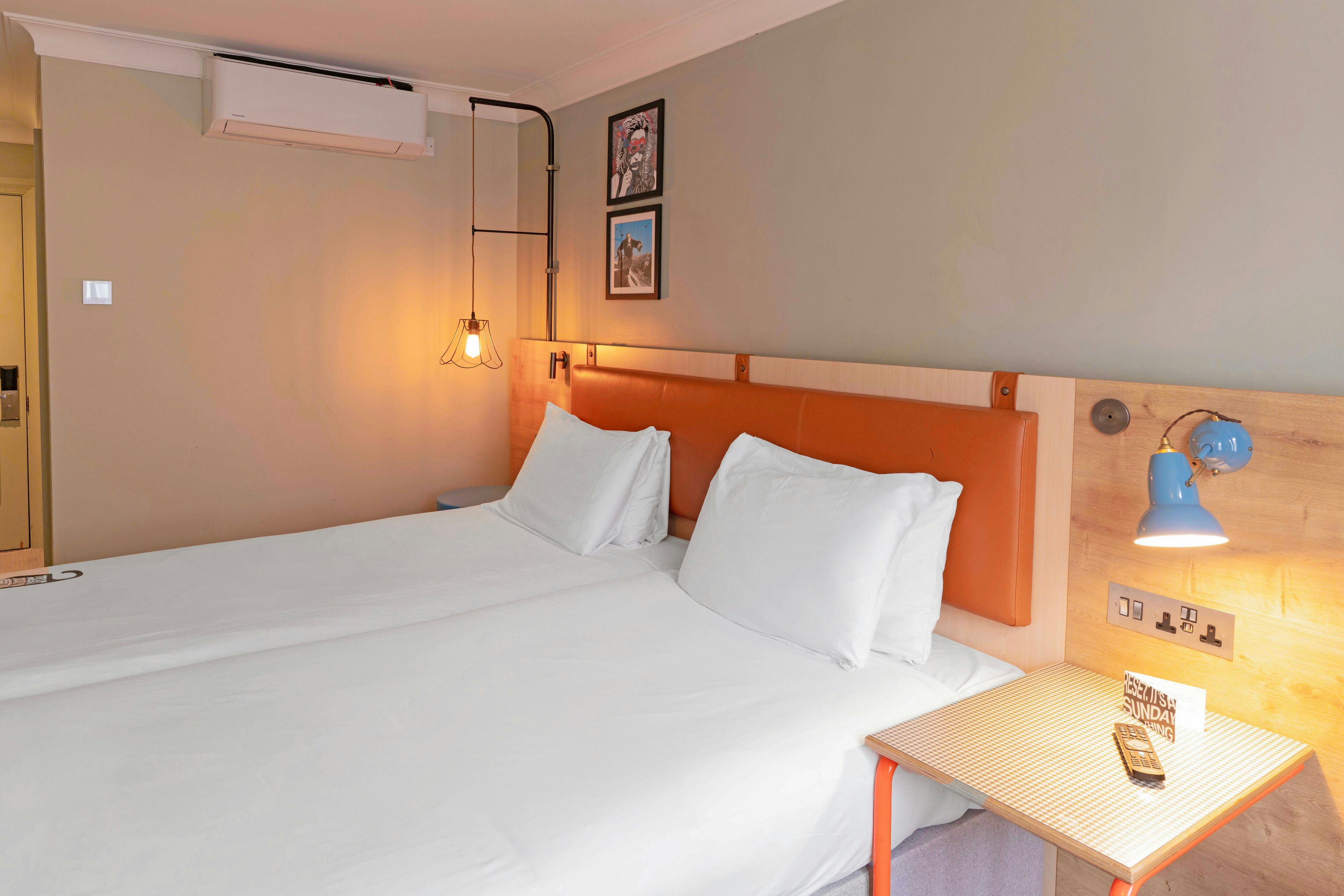 Bristol Grand Hotel By Sunday 19/43