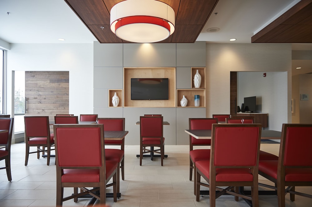 Holiday Inn Express Suites St John S Airport 39/52