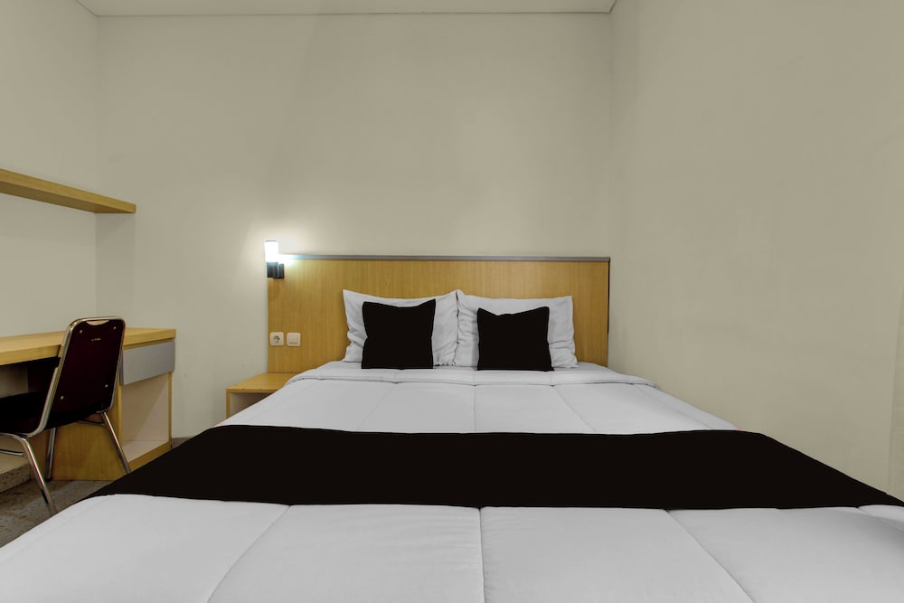 Hotel O near Taman Sriwedari formerly Indria Inn 17/42