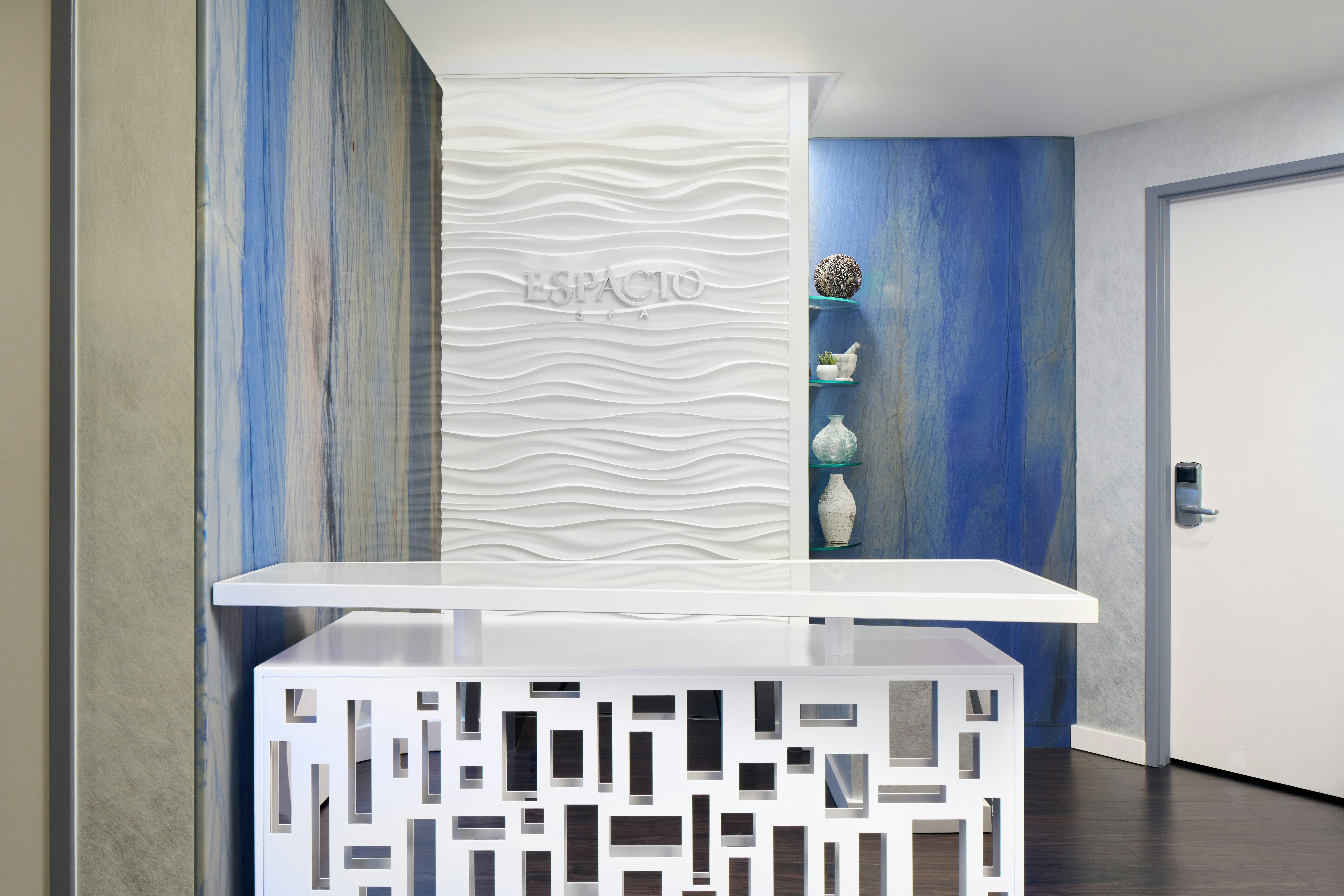 Espacio The Jewel Of Waikiki 8/64