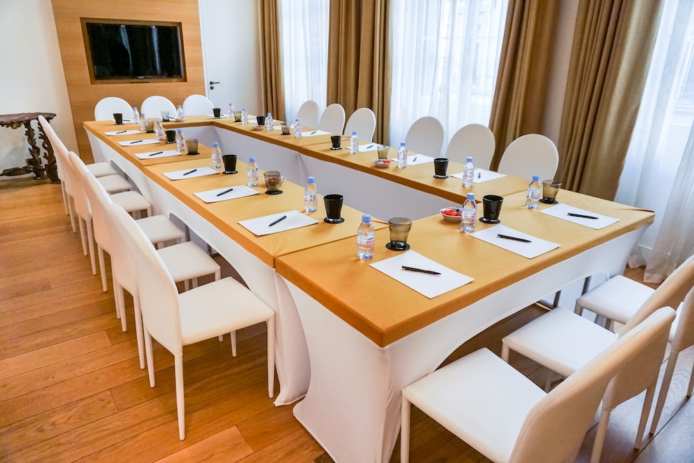 Hotel Marignan Champs Elysees 57/70