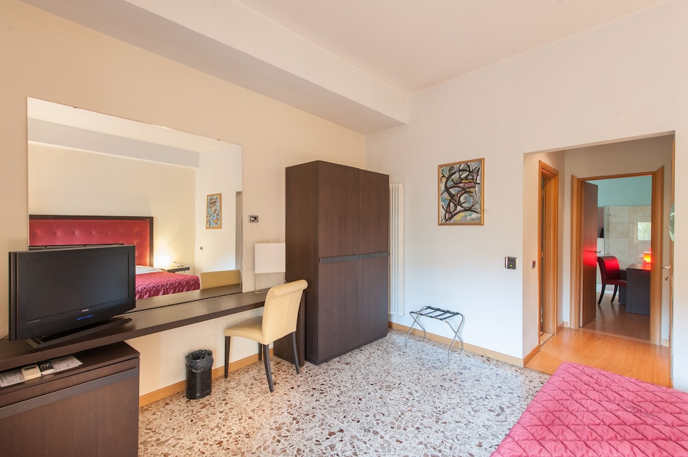 Hotel Piazza Marconi 22/35