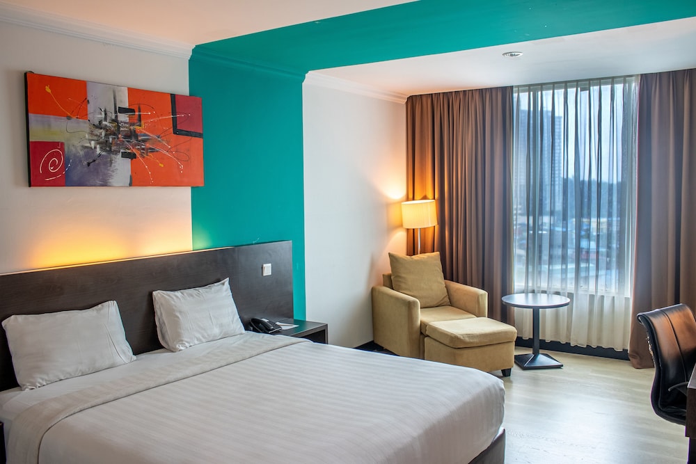 DELUXE, KING BED, CITY VIEW