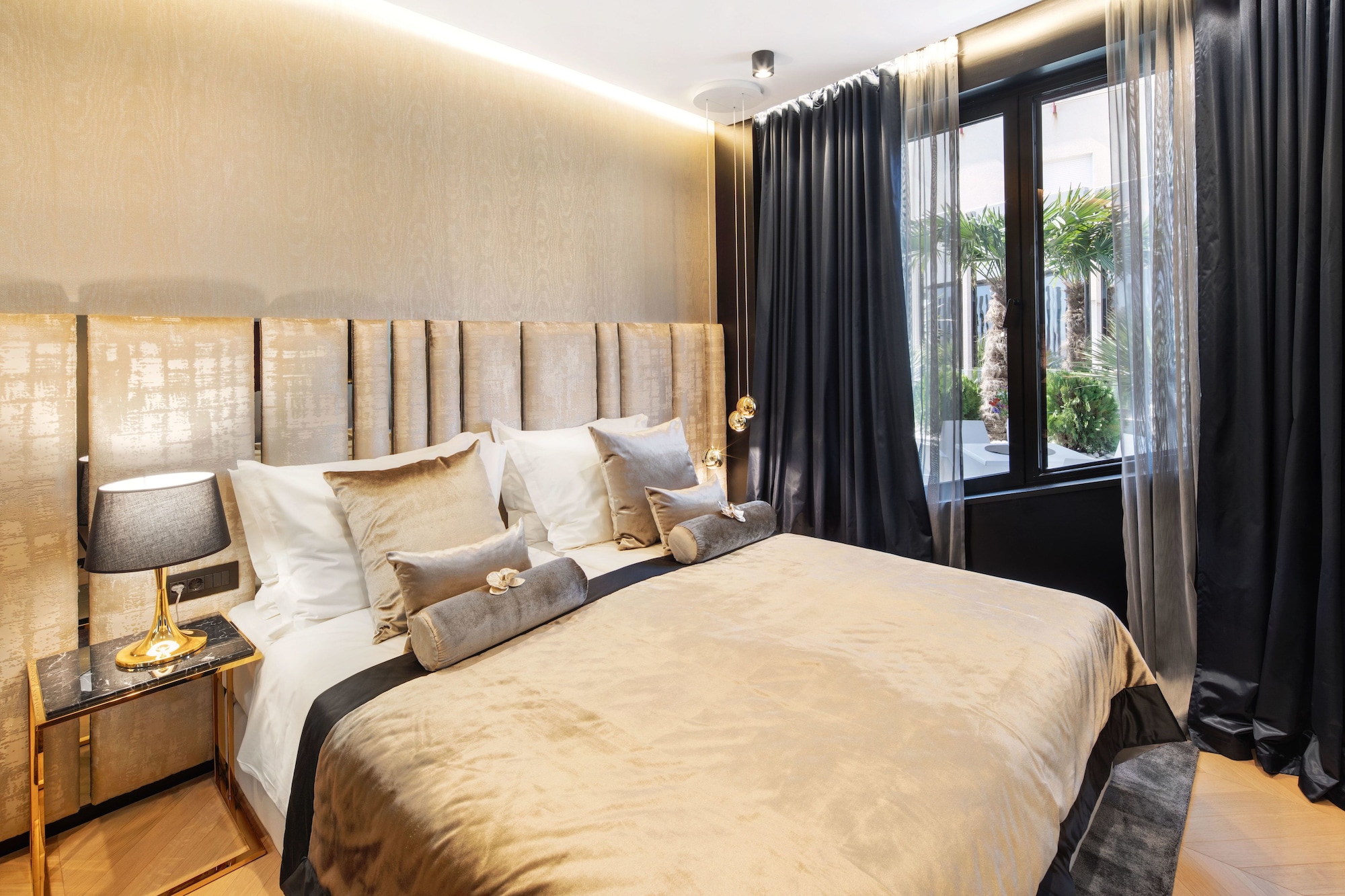 SUPERIOR, SUITE, PARTIAL SEA VIEW