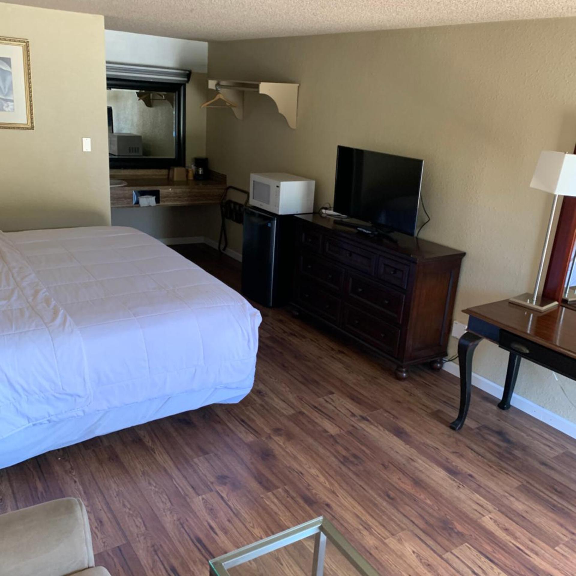 غرفة بسرير كوين، Smokey Point Motor Inn 4/10