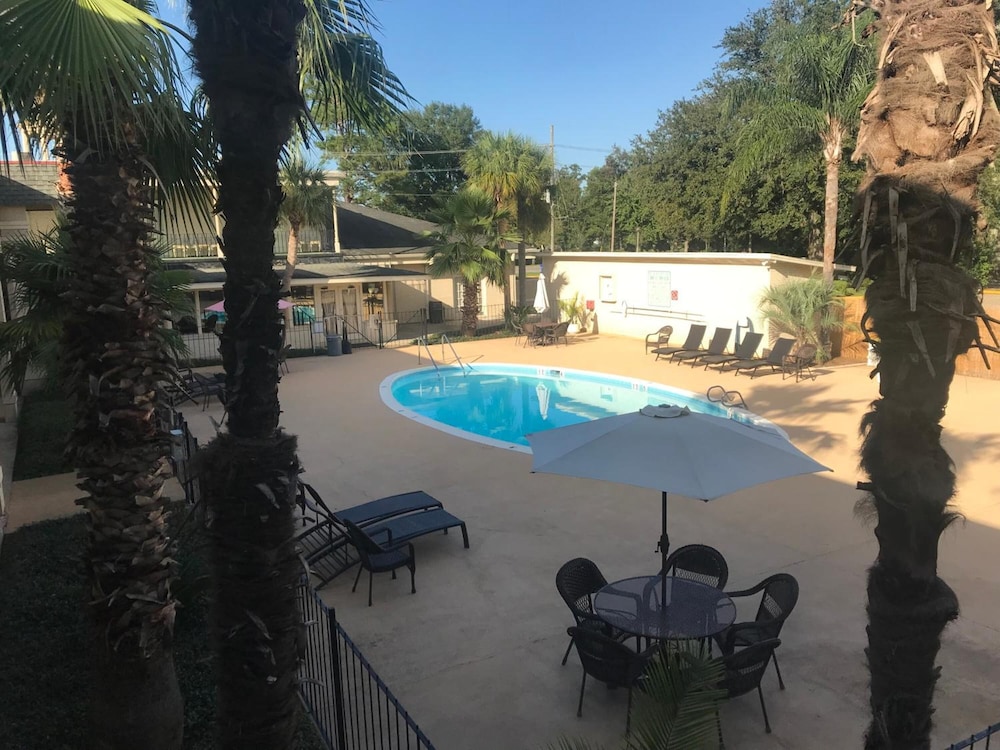 Carmel Inn Suites 5/47