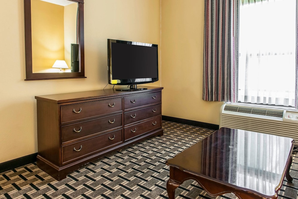 Clarion Inn & Suites Indianapolis Northwest 34/55