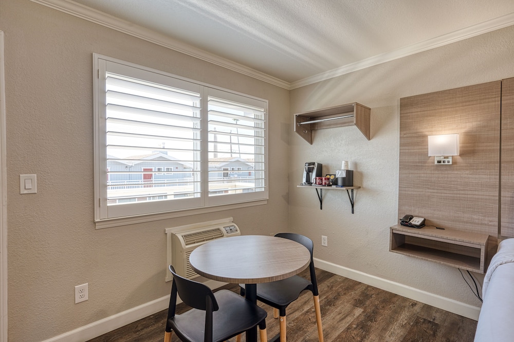 Harbor House Inn 50/50