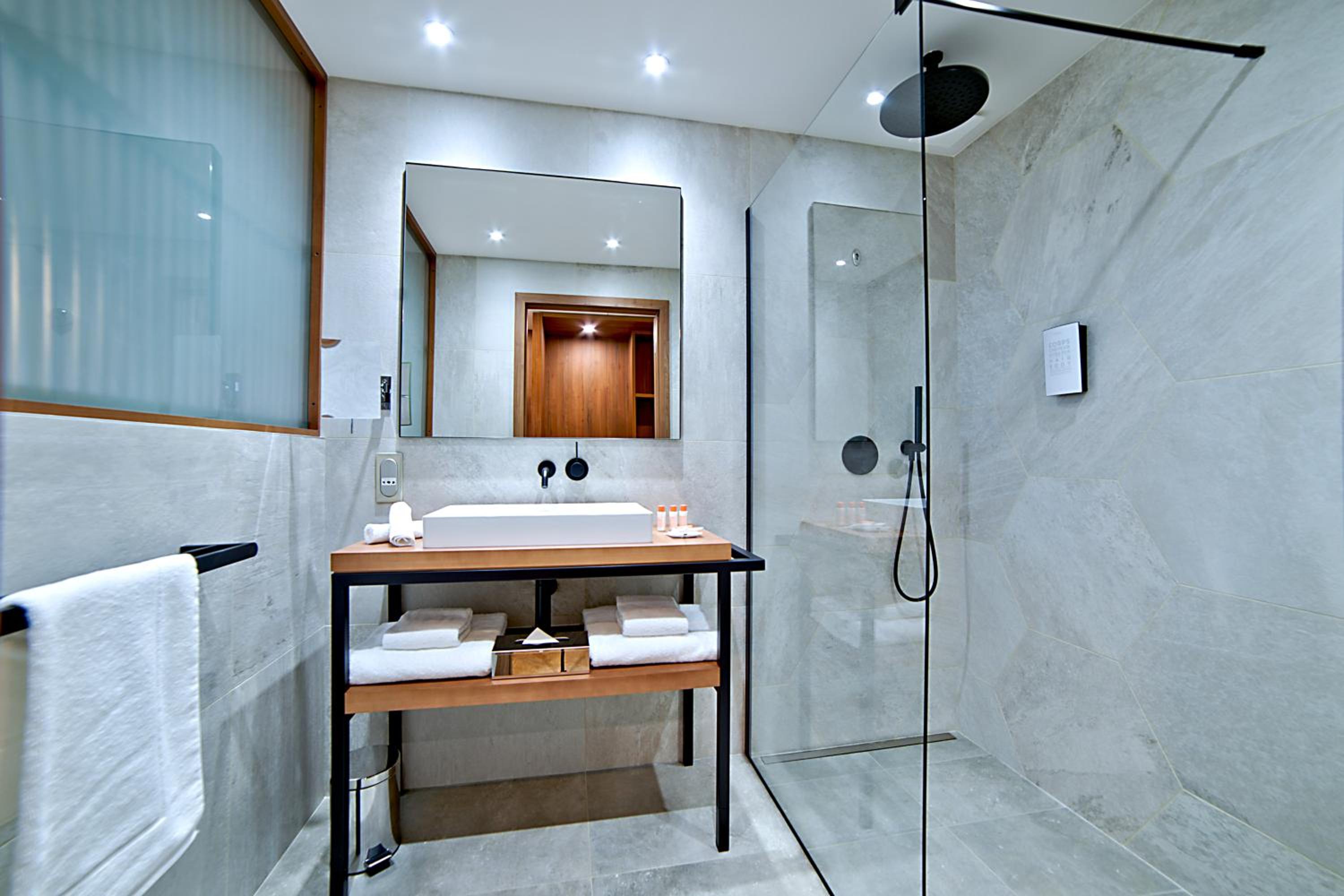غرفة سوبيريور بسرير كينج بإطلالة على البحر، Golden Tulip Porto Vecchio 5/7