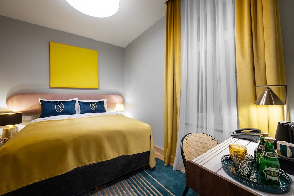 CLASSIC, DOUBLE BED, CITY VIEW