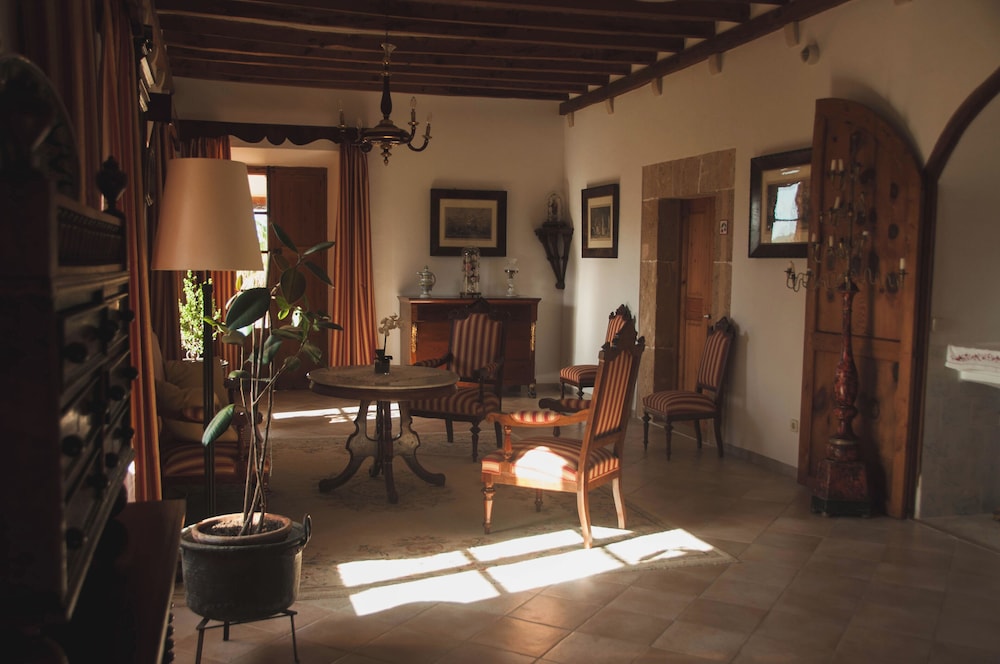Finca Hotel Can Estades 46/63