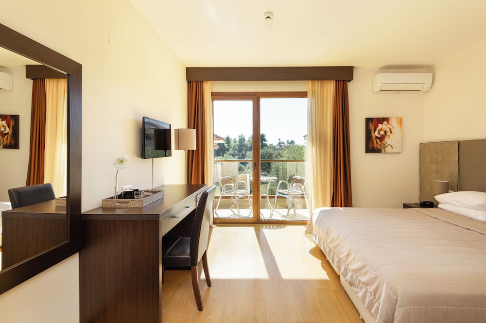 ROOM, DOUBLE BED, PARTIAL SEA VIEW