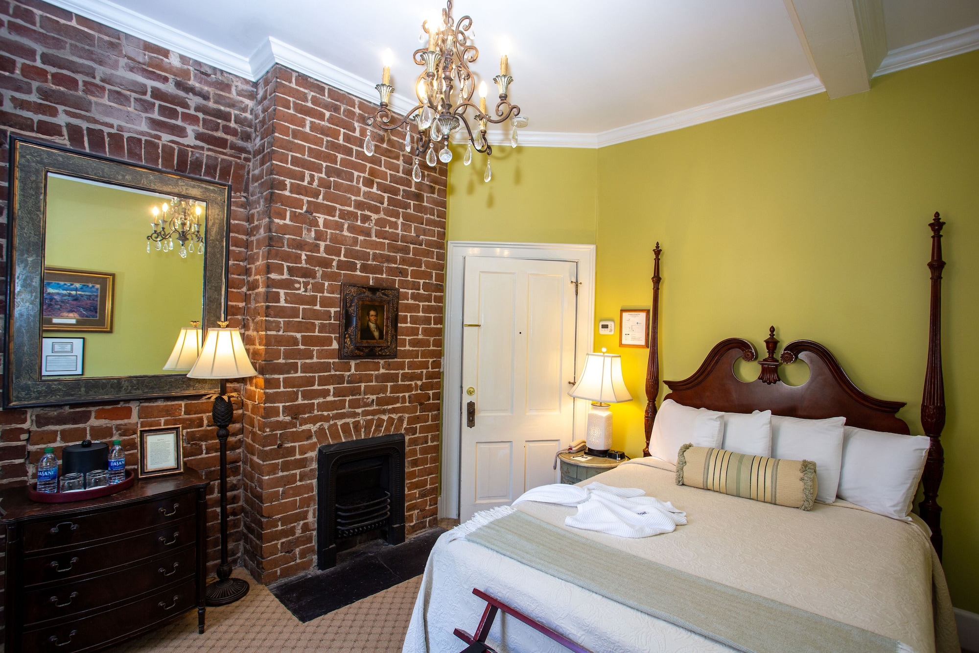 Lee, House, Queen Bed, Main Building