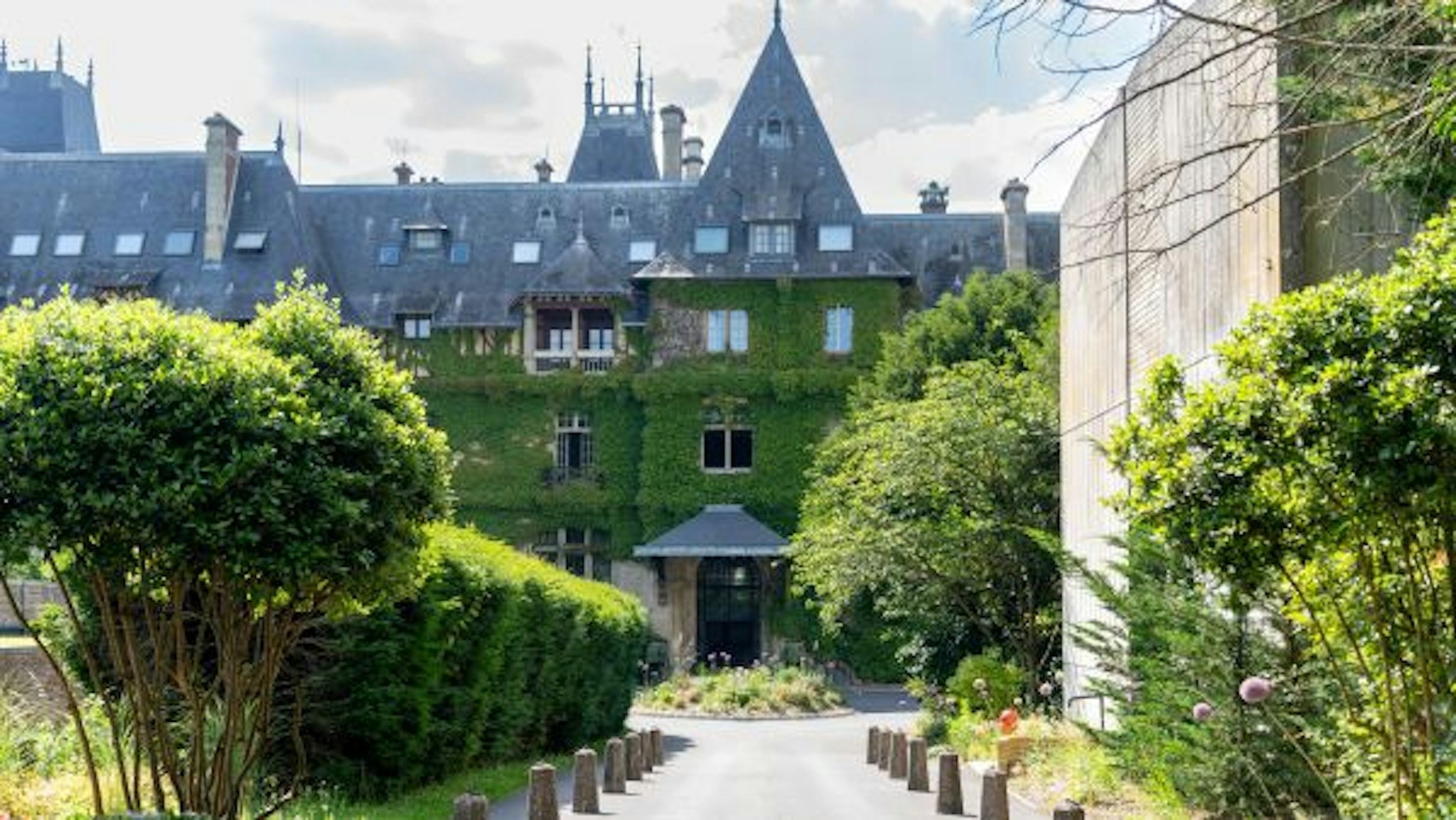 Chateau Jeanne & the Forest - Chateau de Montvillargenne 77/82