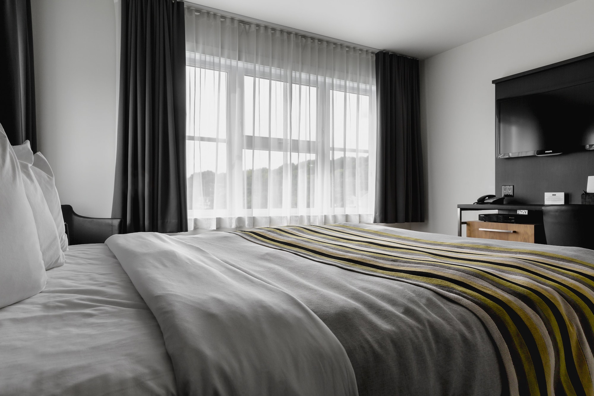 SIGNATURE, QUEEN BED