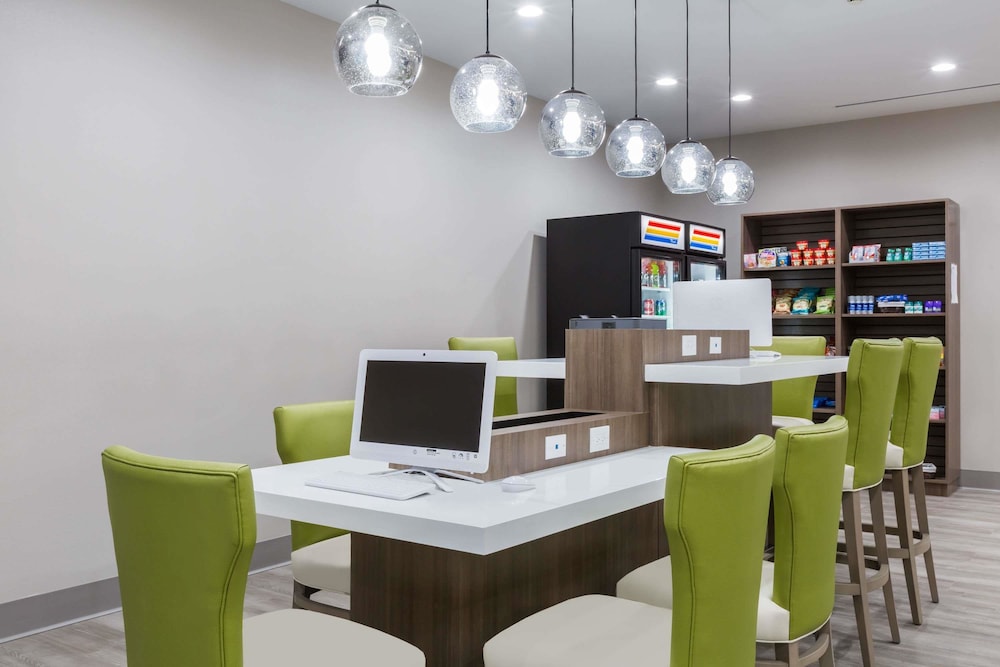 Days Inn & Suites by Wyndham Houston NW Cypress 22/26