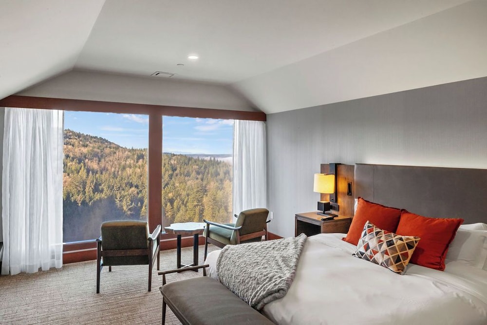 Waterfall, Premier, Suite, King Bed