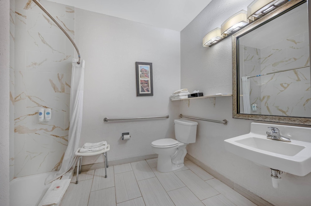 غرفة بسريرين كوين لذوي الإعاقة، Comfort Inn Goshen, IN 6/6