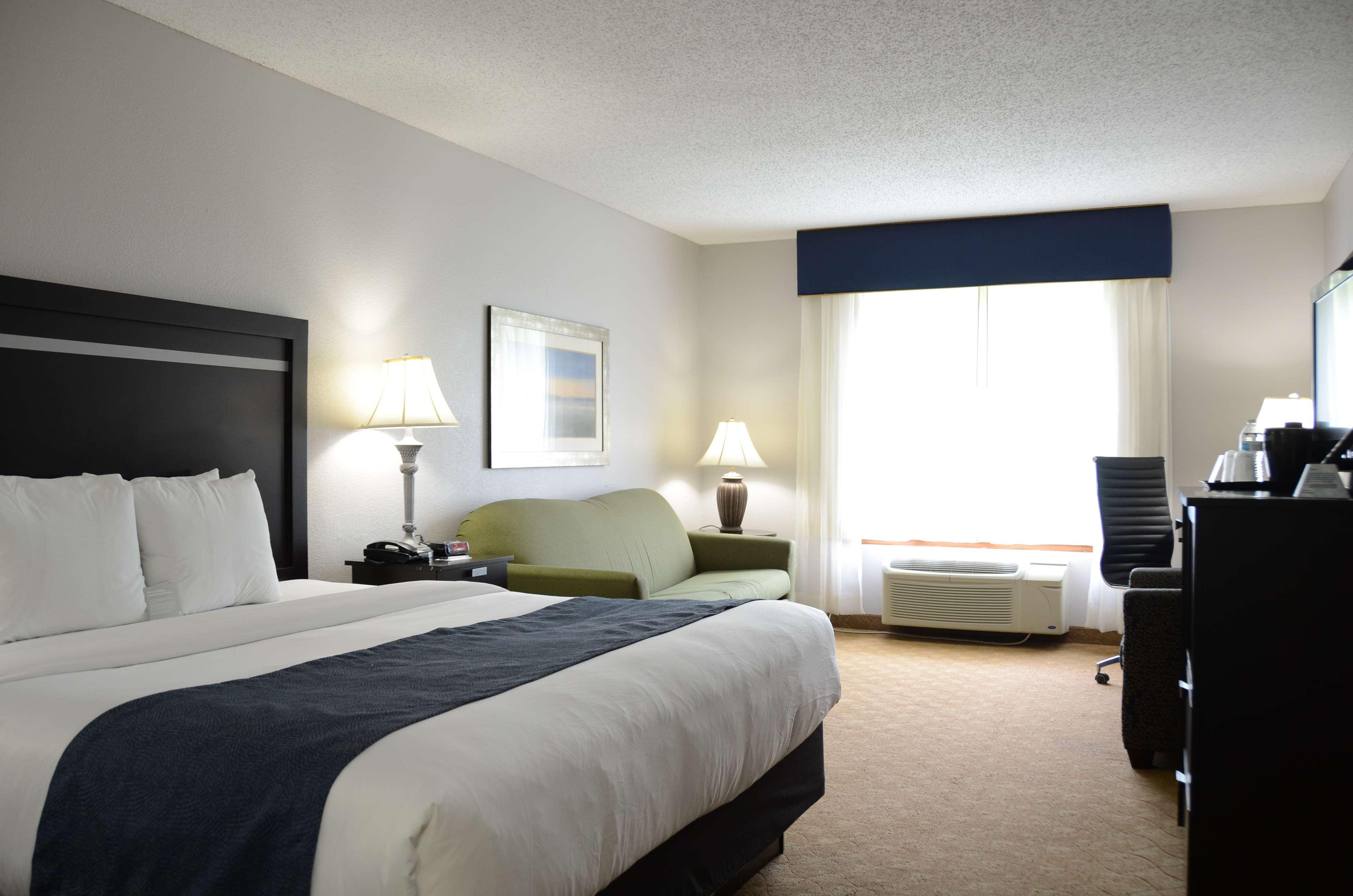 SUITE, KING BED, ACCESSIBLE