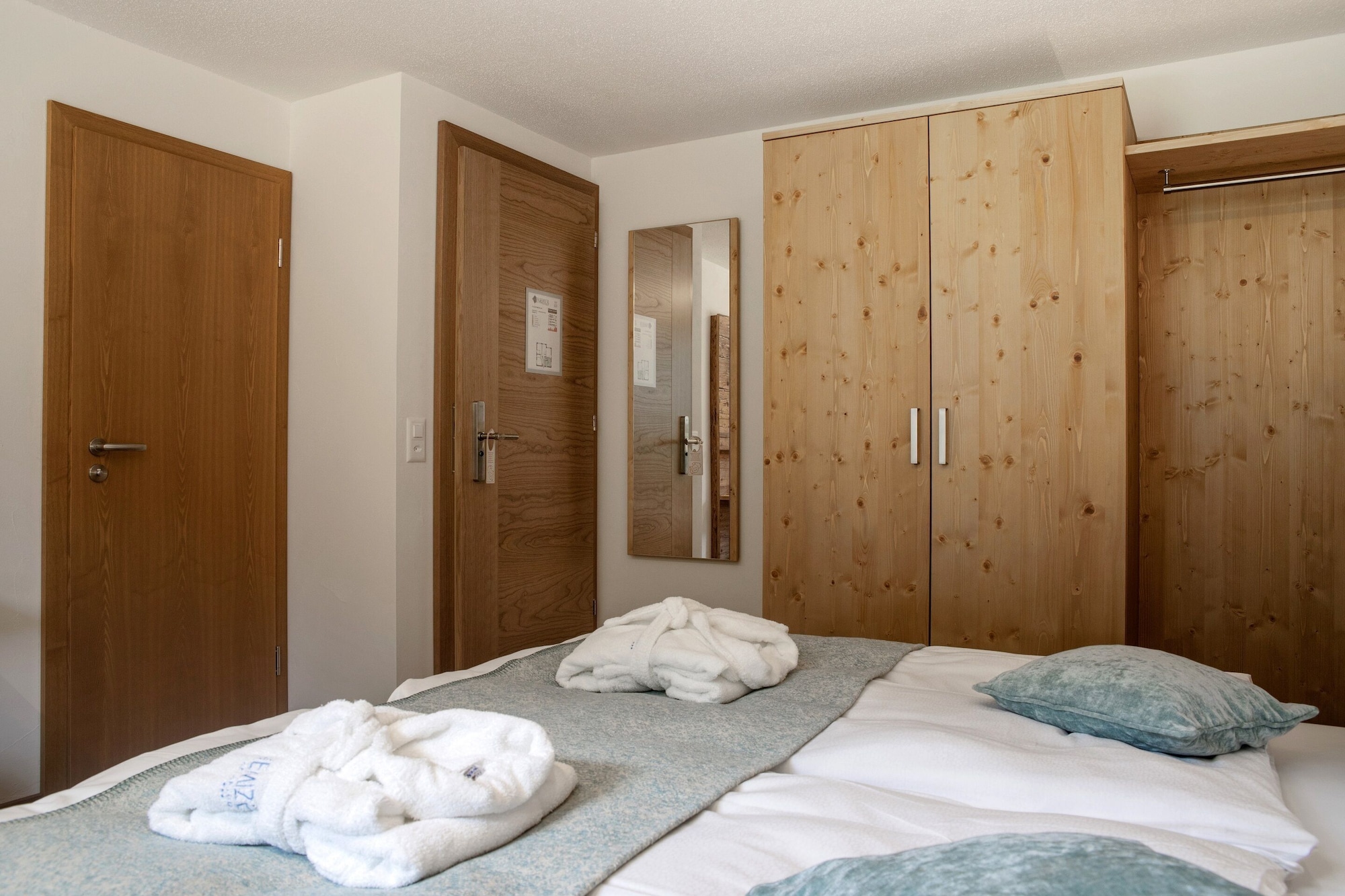 Basic, Twin Beds