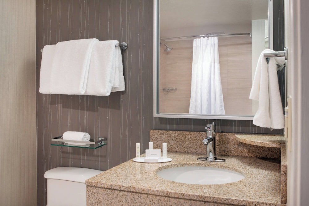 غرفة بسريرين كوين لذوي الإعاقة، Courtyard By Marriott Richmond Berkeley 2/3