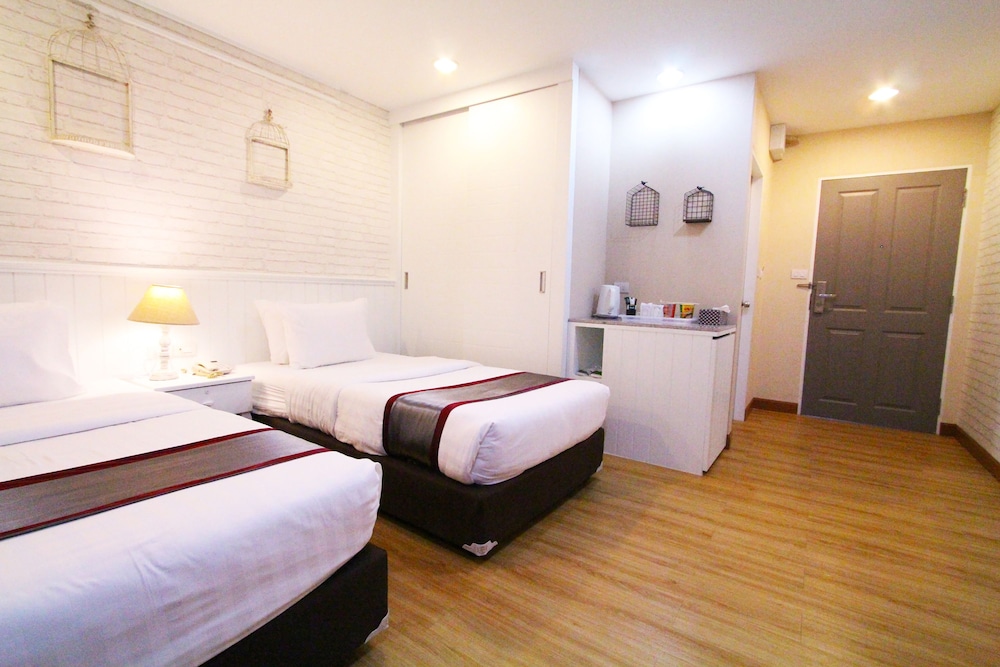 AT RESIDENCE SUVARNABHUMI 31/74